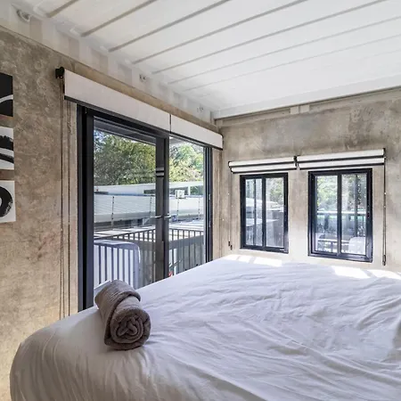 Z102 Parrot, Industrial Beach Condo, W Pool And Ac!